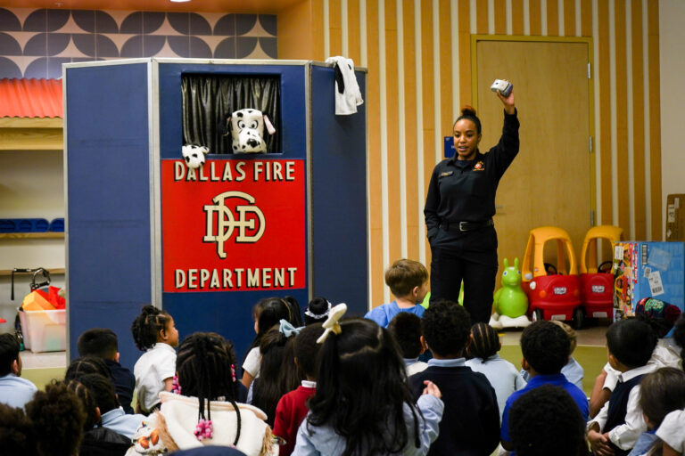 Lee más sobre el artículo ¡El Departamento de Bomberos de Dallas Visita ECC!