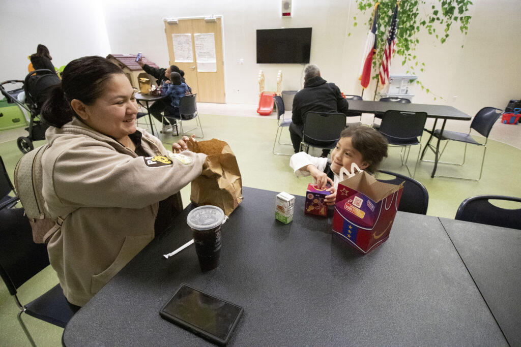 Construyendo comunidad, una comida a la vez: Almuerzos familiares en el Early Childhood Center