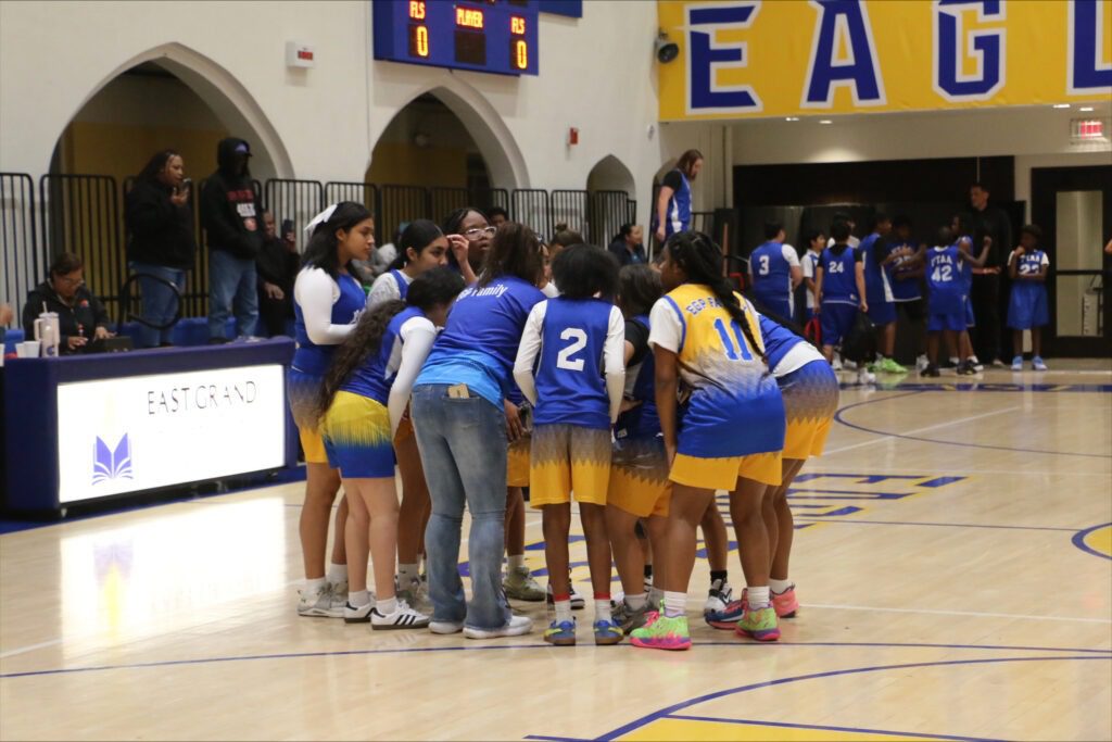 Las Lady Eagles de baloncesto arrancan 2-0 con una sólida defensa